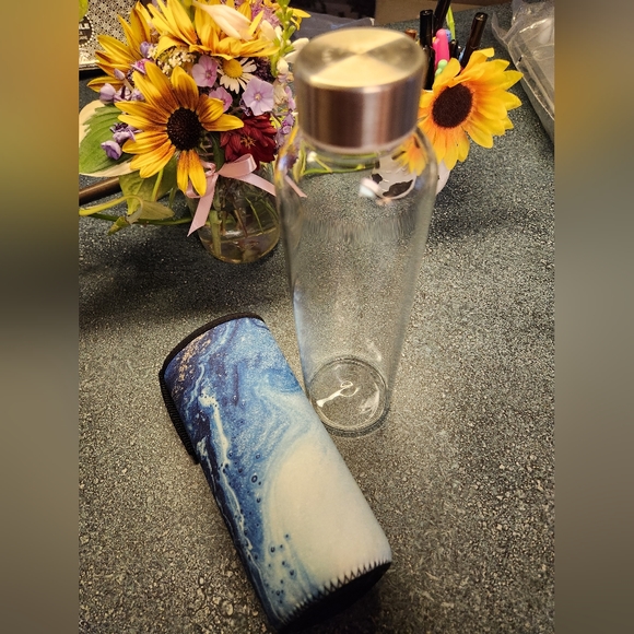 Kikkerland blue agate glass water bottle with sleeve - Picture 4 of 5